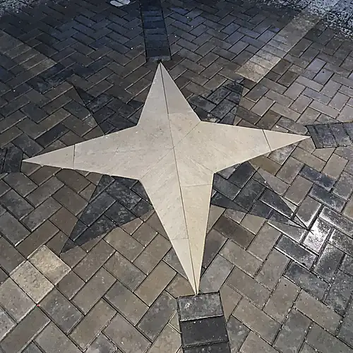 Compass inlay in the Birmingham Belgard Holland Stone driveway