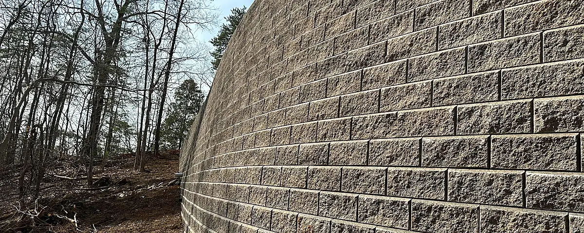 Retaining wall composition with structured grade control