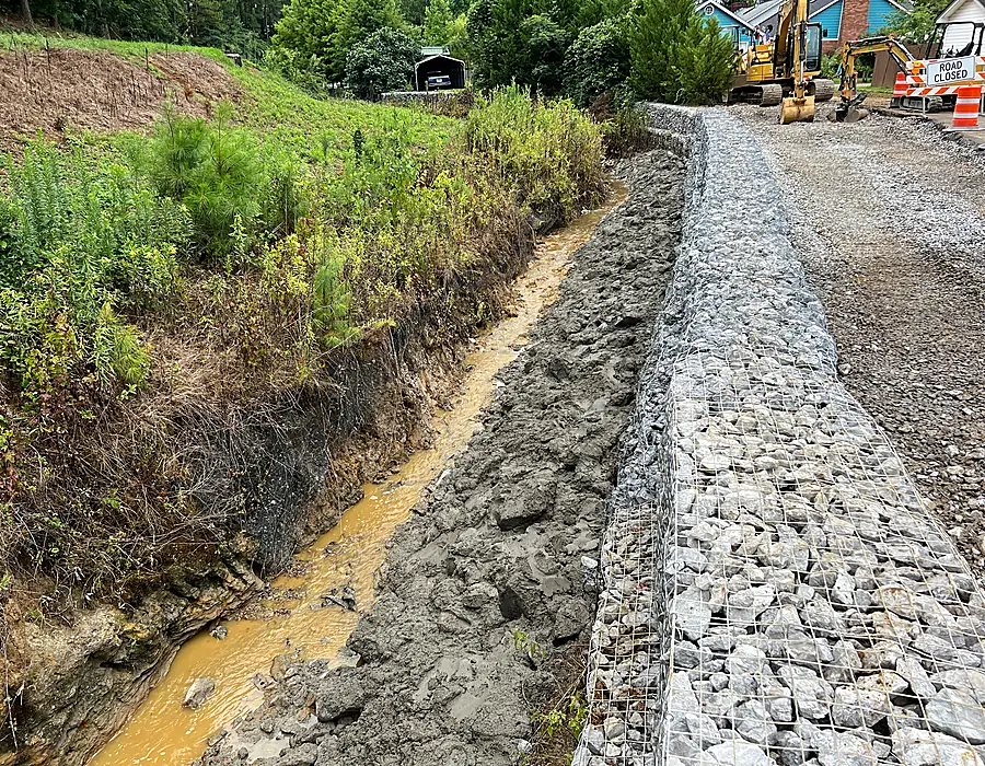 Planted grade transition supported by retaining structure